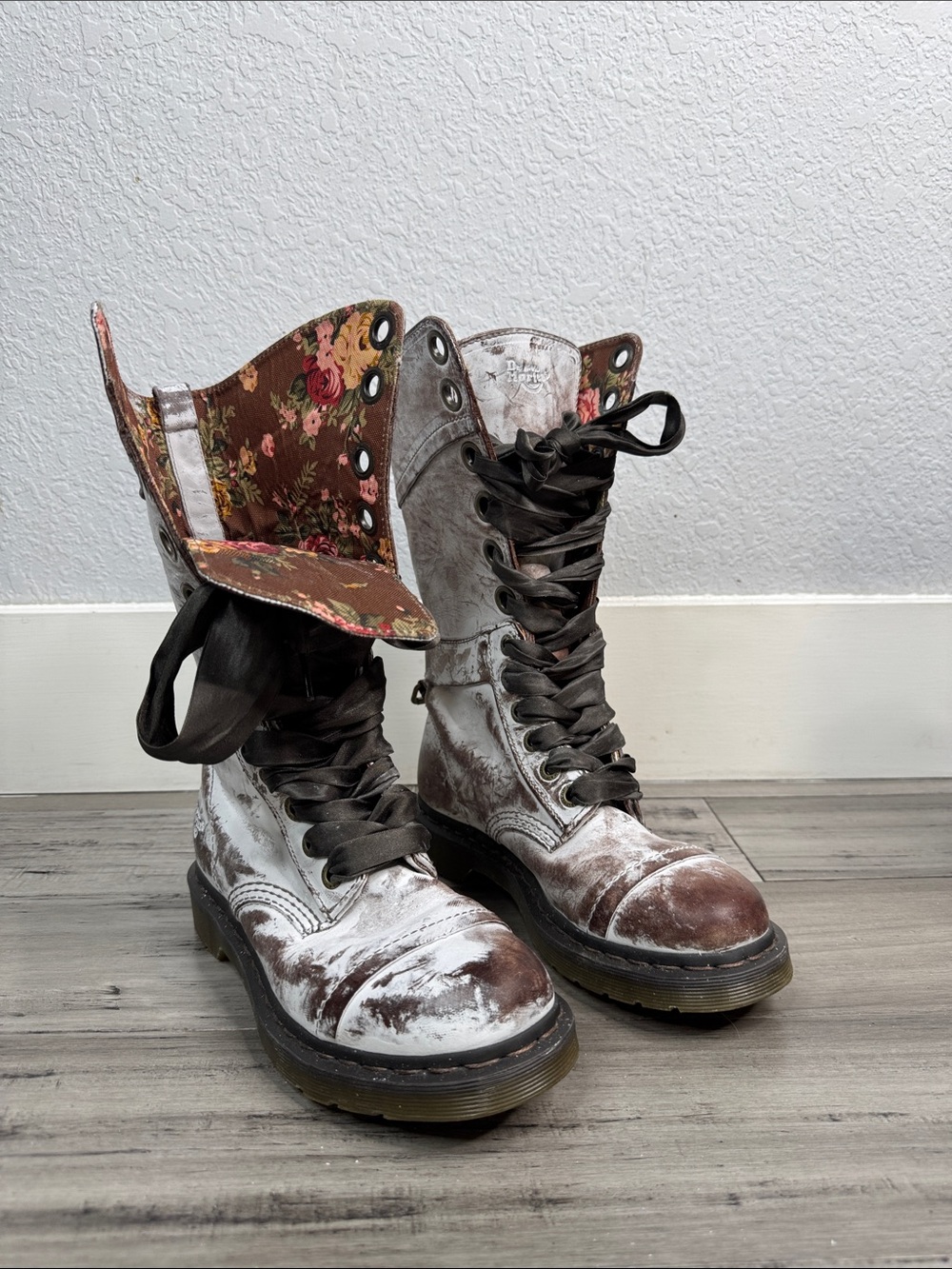 NWT DR MARTENS TRIUMPH 1914 BROWN MASSAI VICTORIAN FLORAL FOLD OVER COMBAT BOOTS - Picture 2 of 15
